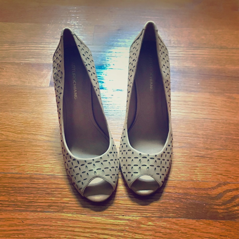 gently worn arturo chiang heels